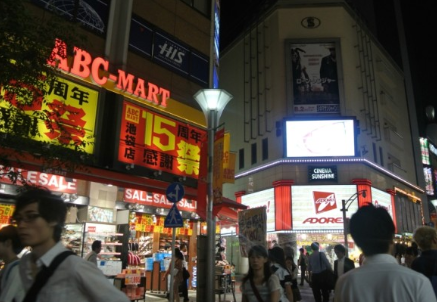 网传三名留学生在东京池袋传播HTV，风俗店千人疑感染