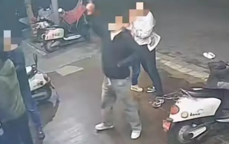 夜上海：男子在便利店小便，殴打老板顺走香烟